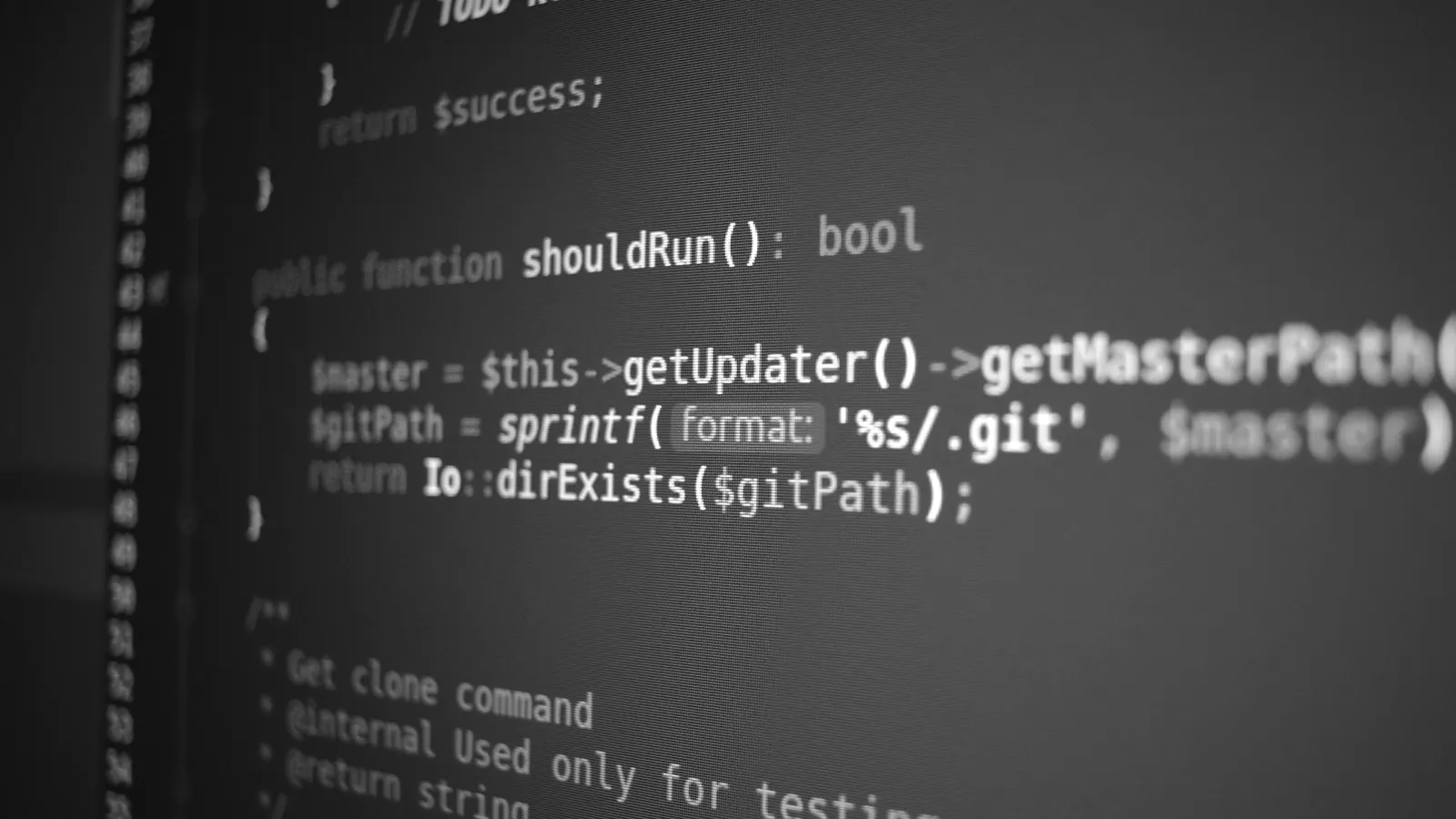 Computerscherm met PHP-code, in grijstinten